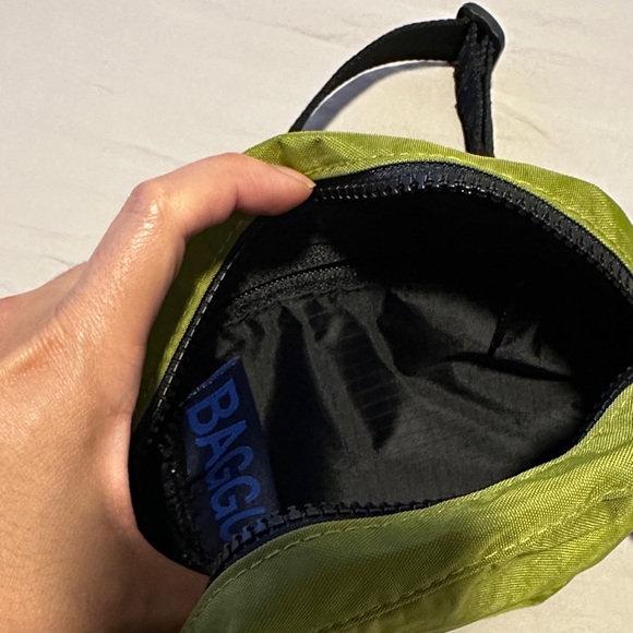 BAGGU Sport Crossbody- Avocado - Picture 5 of 5